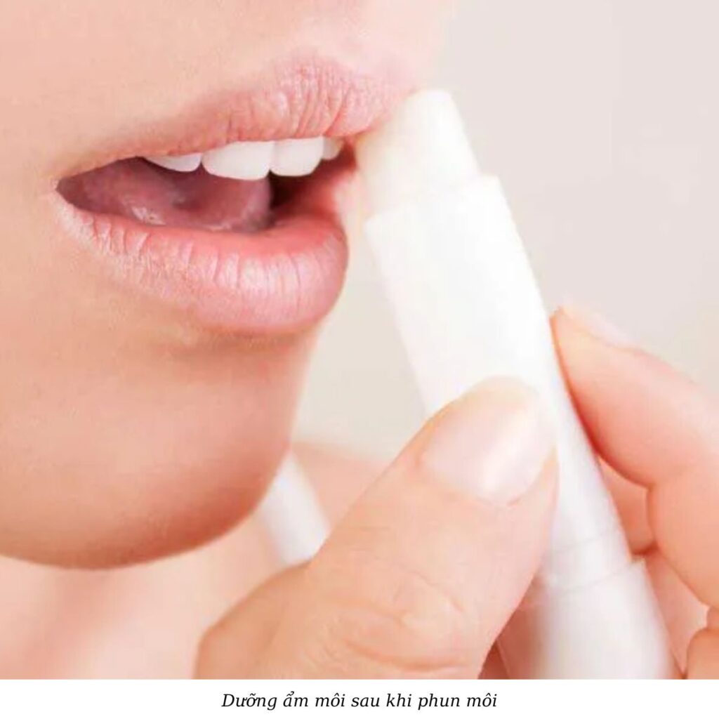 Phun môi bao lâu thì hôn được? Những lưu ý sau khi phun môi 3 Dưỡng môi mỗi ngày